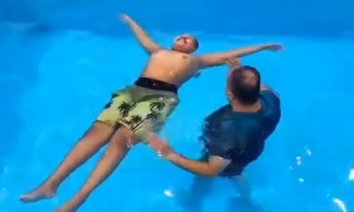 حوض سباحة

